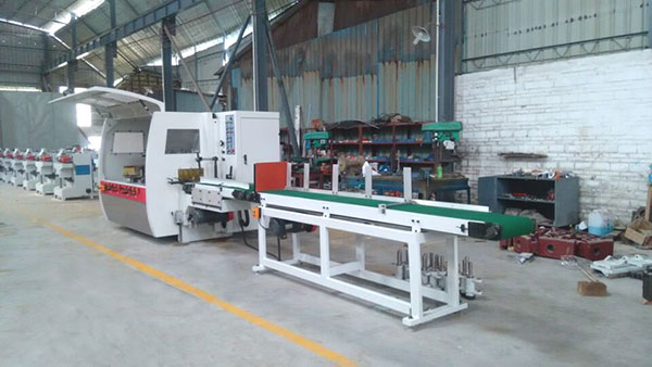 华体会官方网页版_华体会（中国）木工机械有限公司厂房一角