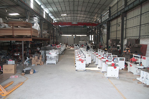 华体会官方网页版_华体会（中国）木工机械有限公司车间内景